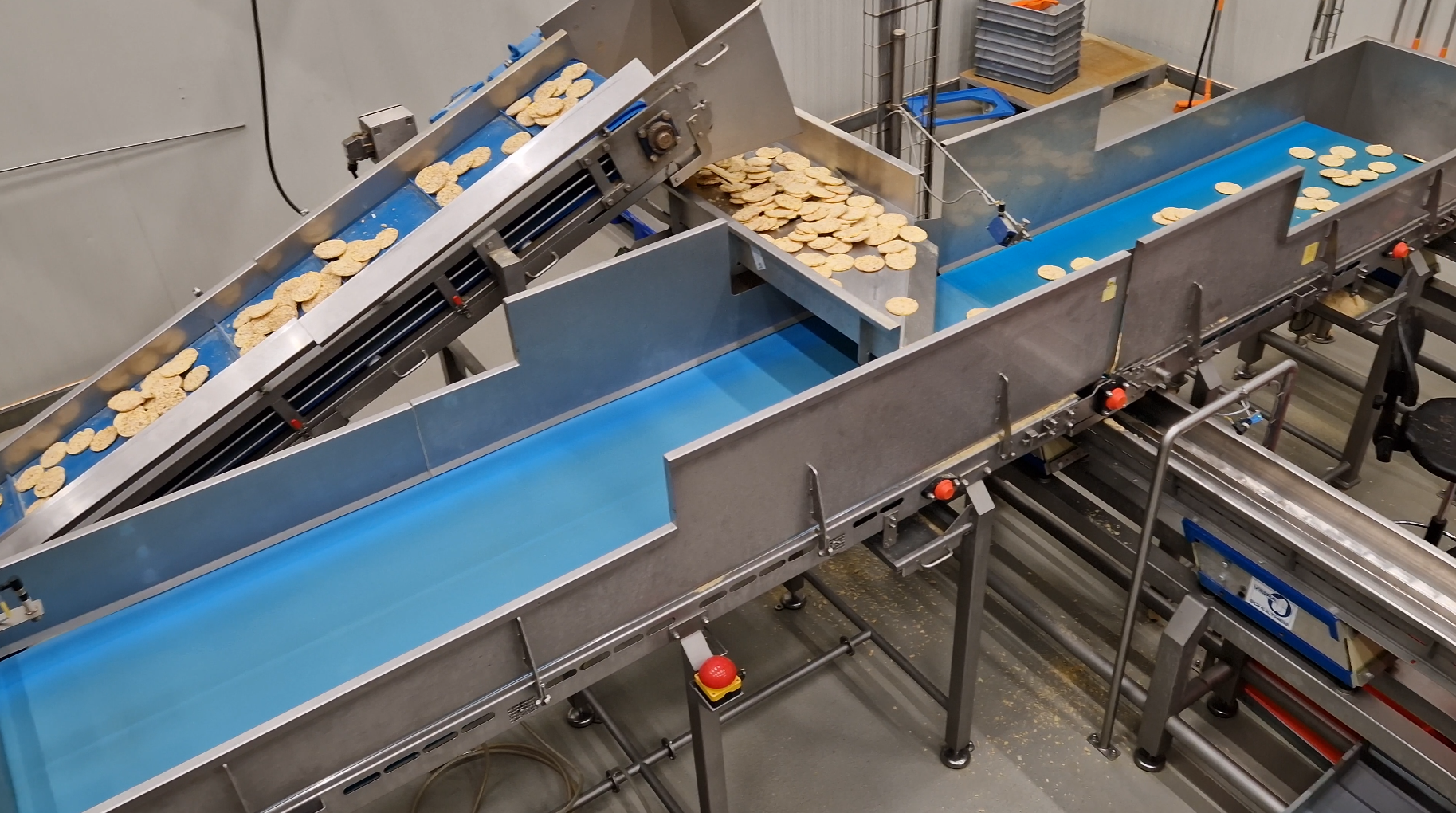 rijstwafel food conveyor triltafel opvoerband trogband