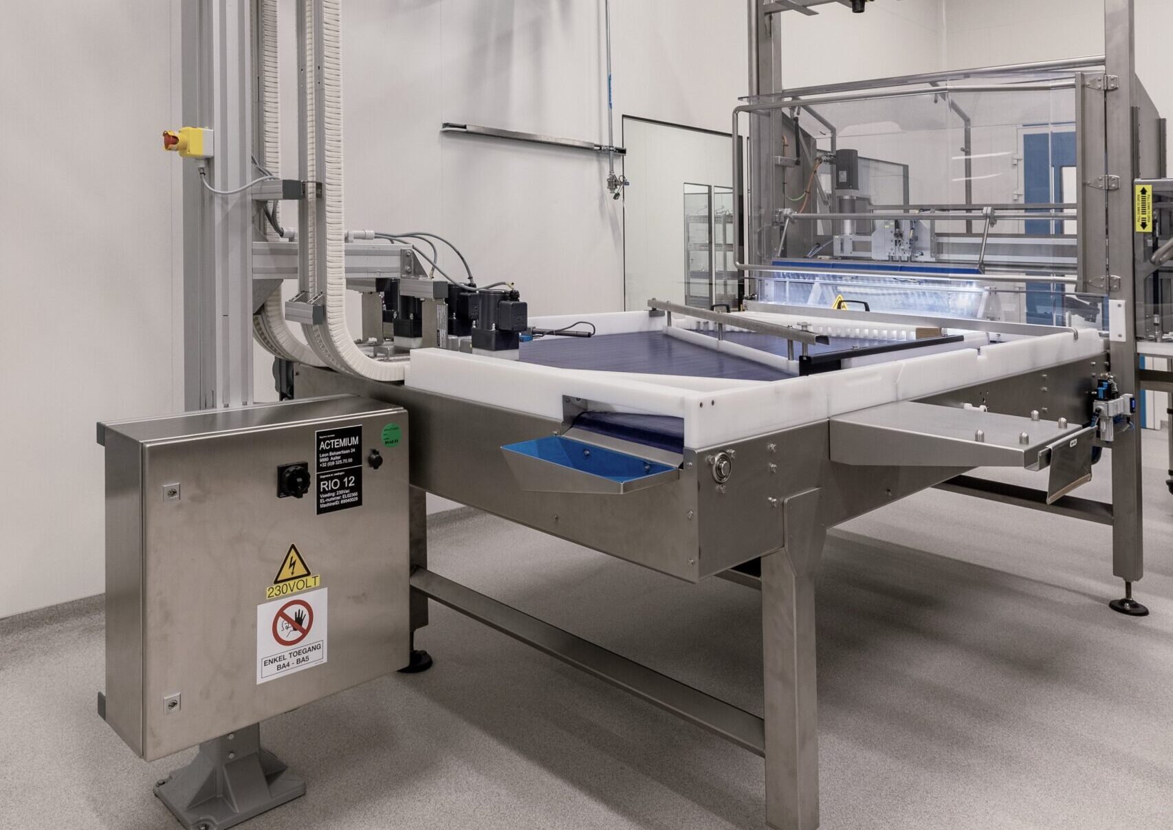 trayer verpakkingsmachine farma vials flessen modulaire band sorteren automatisatie machinebouw inox rvs