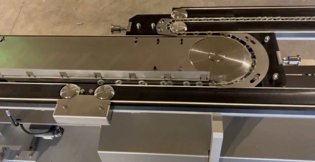 Syringe accumulation conveyor no glass contact