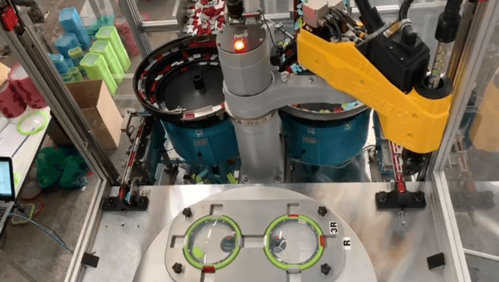 Assemblage machine plastic deksels