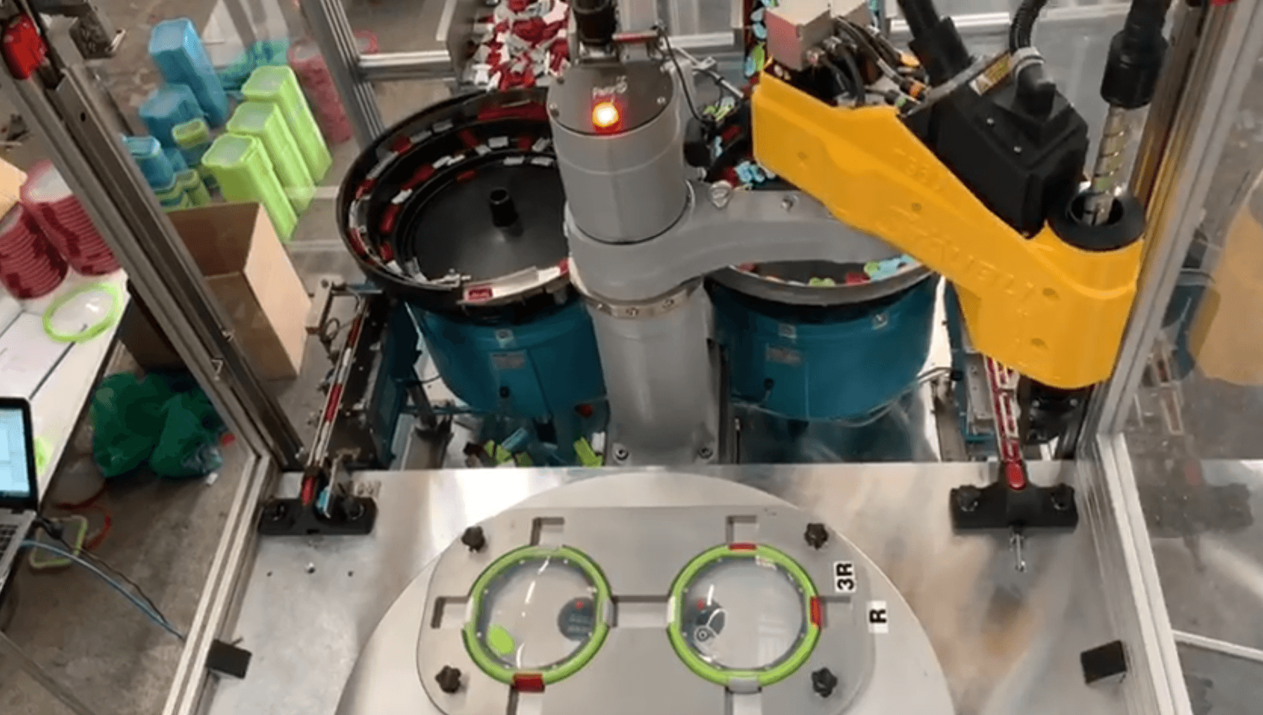 Assemblage machine plastic deksels