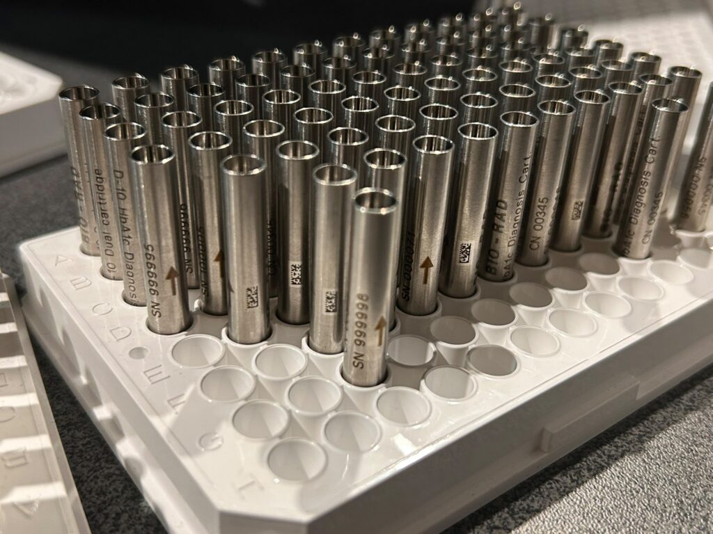 Automatische robot machine lasergraveren metaal inox staal buizen onderdelen