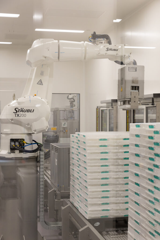 Vial handling robot unloading akylux boxes