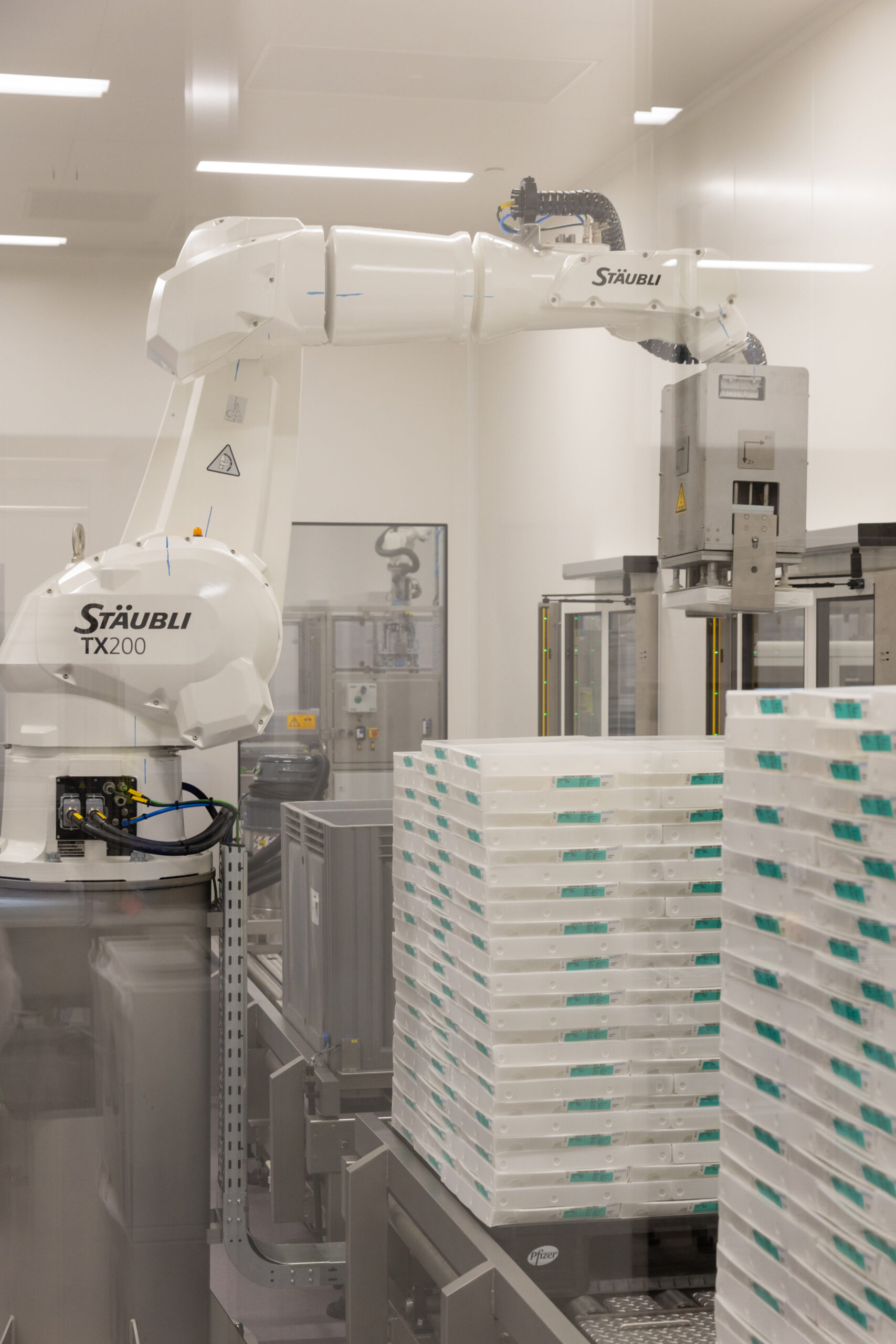 Vial handling robot unloading akylux boxes