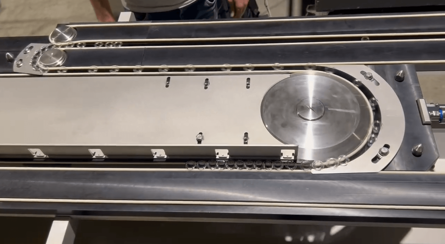 Ampoule conveyor